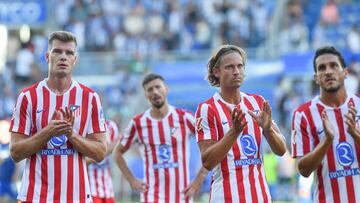 Varios jugadores del Atlético de Madrid tras el empate en Mendizorroza ante el Alavés.