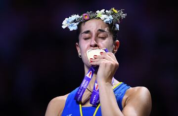 Carolina Marín se proclamócampeona del mundo por tercera vez al ganar en la final a Pusarla Venkata Sindhu en dos sets por 21-19 y 21-10.
