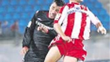 Crusat cabecea un balón.