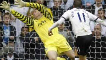 <b>SENTENCIA. </b>Van der Vaart bate a Friedel anotando el segundo gol, el de la victoria para los spurs en White Hart Lane.