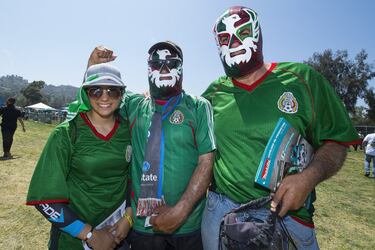Los aficionados mexicanos se presentaron con algarabía, másrcas y rostros pintados en el Rose Bowl de Pasadena.