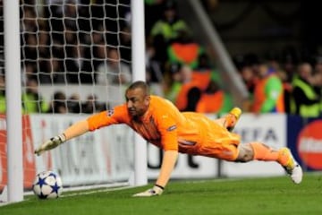 Cristiano Ronaldo celebra el 0-1 tras un tiro lejano que el portero Heurelho Gomes no supo atrapar, durante el partido de vuelta de los cuartos de final de la Champions League 10/11. 