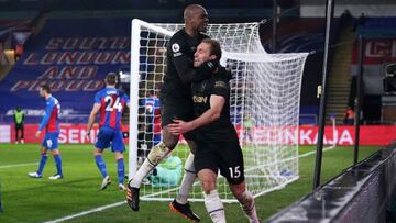 West Ham United&#039;s English defender Craig Dawson (R) celebrates scoring his team&#039;s third goal during the English Premier League football match between Crystal Palace and West Ham United at Selhurst Park in south London on January 26, 2021. (Photo