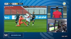 Messi reclama penal a Roldán y el VAR es protagonista