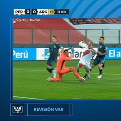 Messi reclama penal a Roldán y el VAR es protagonista