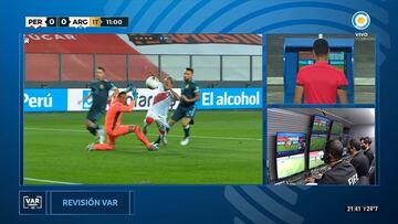 Messi reclama penal a Roldán y el VAR es protagonista