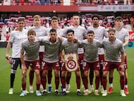La camiseta retro de la Cultural Leonesa está inspirada en los órigenes del club y en la Catedral de León con el rosetón y los arbotantes integrados en el diseño. El color carmesí del cuello y del costado evoca la identidad heráldica leonesa.