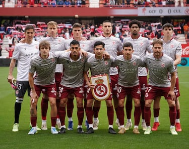 La camiseta retro de la Cultural Leonesa está inspirada en los órigenes del club y en la Catedral de León con el rosetón y los arbotantes integrados en el diseño. El color carmesí del cuello y del costado evoca la identidad heráldica leonesa. 