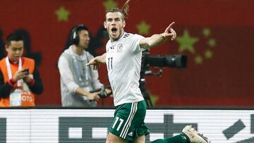 Bale celebra uno de sus tres goles a China.