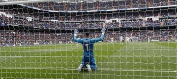 El portero del Real Madrid Keylor Navas reza antes del inicio del encuentro. 