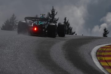 Fernando Alonso durante la carrera al esprint en el circuito de Spa-Francorchamps.