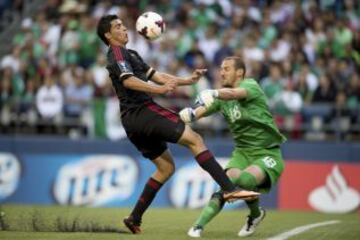 El primer gol de Jiménez con la Selección Mexicana se dio en la Copa Oro del 2013 en la fase de grupos ante Canadá.