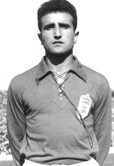 Mandi jugó en el Real Oviedo en los años 40 y 50, destacando como mediocampista de buen toque y visión. Su rendimiento le permitió consolidarse como uno de los jugadores importantes del club en esa época.

También tuvo una etapa en el FC Barcelona, aunque menos destacada que en Oviedo. Su paso por el club catalán fue breve, pero suficiente para formar parte de su historia.