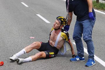 El holand¨¦s Jos van Emden del equipo ciclista Jumbo Visma tras una ca¨ªda