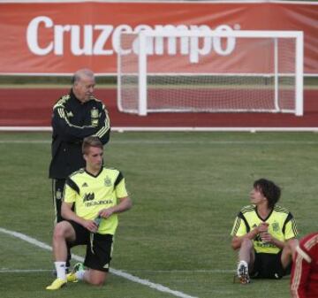 Vicente del Bosque observa a Deulofeu e Iturraspe.