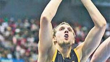 <b>AL ATAQUE. </b>El alemán Dirk Nowitzki en una acción ofensiva.