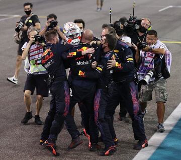 Celebración de Max Verstappen tras proclamarse campeón del mundo de la Fórmula 1 en el circuito de Yas Marina. 