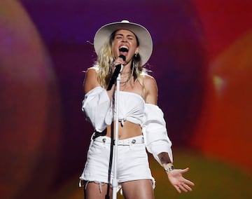 Miley Cyrus present¨® en directo su canci¨®n 'Malibu' durante la gala.
