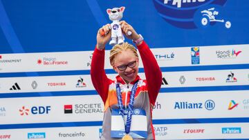 Adi Iglesias recibiendo la medalla de oro tras vencer en los 200 metros. COMITÉ PARALÍMPICO ESPAÑOL.