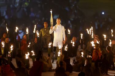 Torchbearer Markus Rehm, atleta paralímpico alemán, portado la antorcha olímpica.