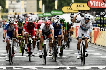 El noruego Alexander Kristoff pasa primero por la lnea de meta.