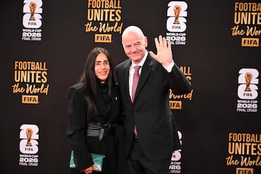 Gianni Infantino, presidente de la FIFA, junto a su esposa, Leena Al Ashqar.