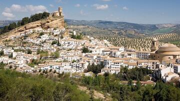 En 2015, la revista National Geographic incluyó a Montefrío en el exclusivo ranking de los diez pueblos con mejores vistas del mundo. Y no contenta con ello, la famosa publicación volvió a acordarse de esta localidad granadina al normbrala entre los 20 pueblos medievales de España que merece la pena visitar. La fortaleza árabe, la antigua iglesia de la Villa o la Casa de os Oficios son algunos de los rincones que merece la pensa visitar.