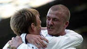 David Beckham celebra el tanto de la victoria con Sheringhan