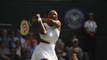 Serena ejecuta un revés en Wimbledon.