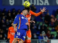 GETAFE, 09/01/2026.- El defensa del Getafe Diego Rico (i) en acción durante el partido de la jornada 19 de LaLiga EA Sports que disputan Getafe CF y la Real Sociedad este viernes en el Coliseum de Getafe. EFE/ Juanjo Martín