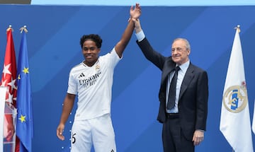 El presidente del Real Madrid, Florentino Pérez, levanta el brazo a Endrick Felipe en su presentación. 


