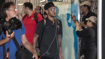 Neymar en el aeropuerto.