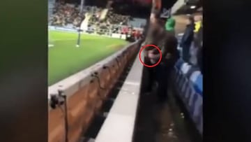 Un aficionado del Middlesbrough orinó en la botella del portero del QPR y se la lanzó para que bebiera.
