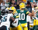 Jordan Love enciende alarmas en Packers por lesión en juego histórico en Brasil