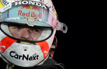 Celebración de Max Verstappen tras proclamarse campeón del mundo de la Fórmula 1 en el circuito de Yas Marina. 