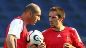 <b>AMIGOS ÍNTIMOS. </b>Zidane apadrinó a Ribéry en su última etapa con Francia y lo quiere en el Madrid.
