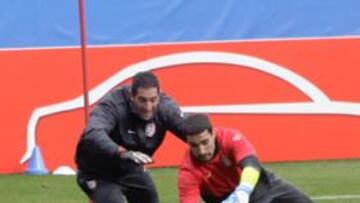 <b>PREPARACIÓN. </b>De Gea y Asenjo, con el entrenador de porteros, Emilio Álvarez.