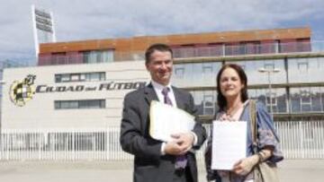 El abogado José Sánchez Parra y la madre del jugador colombiano.