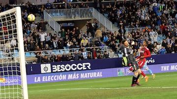 El M¨¢laga se aferra a Segunda con una importante victoria ante el Zaragoza, que rompi¨® una racha de siete partidos sin ganar. Rub¨¦n Castro fue el art¨ªfice, con dos goles y una asistencia. En sus tantos derroch¨® toda la clase que atesora, lanz¨¢ndose con todo (en el primero); y, en la imagen, con una vaselina espectacular (en el segundo).