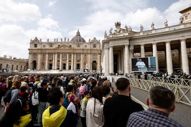 La gente observa al Papa Francisco durante su primera aparición pública en cinco semanas, en una pantalla gigante en la Plaza de San Pedro, en el Vaticano.