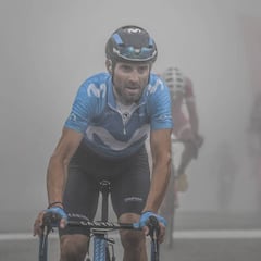 Valverde también está fino: 10º triunfo del año entre la niebla
