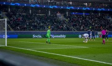 Miranchuk enga?a a Oblak, el portero se tira y el jugador del Lokomotiv lo lanza al otro palo. El penalti por mano de Herrera se?alado tras revisar las im¨¢genes el colegiado ha supuesto el empate.