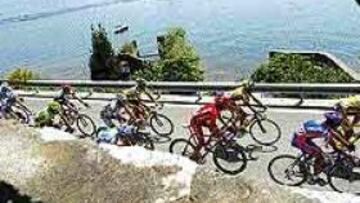 <b>MACROESCAPADA.</B> El grupo de 27 fugados pasa por la orilla de uno de los lagos lombardos.