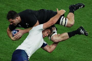 Luke Jacobson de Nueva Zelanda en acción con Damian Penaud de Francia durante la Copa Mundial de Rugby 2023. 