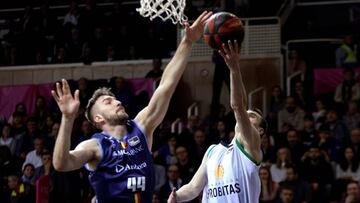 GRAF5173. ANDORRA LA VELLA, 29/12/2019.- Dejan Musli (i), pívot serbio del MoraBanc Andorra, intenta tapar al base macedonio del Joventut Nenad Dimitrijevic (d) durante el partido de la decimoquinta jornada de la Liga Endesa entre el MoraBanc Andorra y el Club Joventut Badalona , que se juega en el Poliesportiu d'Andorra. EFE/Fernando Galindo