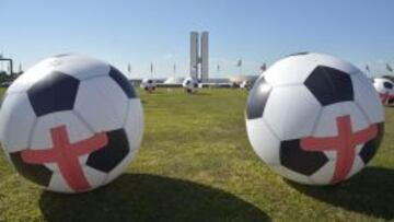 Lanzan balones gigantes en Brasilia en una nueva protesta