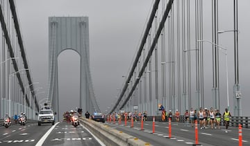 Un grupo de corredores a su paso por el Verrazano-Narrows Bridge. 