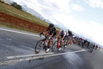 Vista del pelotón durante la duodécima etapa de la Vuelta Ciclista a España disputada entre Escaldes-Engordany (Andorra), y Lleida, con un recorrido de 173 kilómetros.