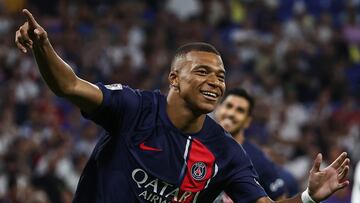 Decines Charpieu (France), 01/09/2023.- Paris Saint Germain's Kylian Mbappe celebrates after scoring the 0-1 goal during the French Ligue 1 soccer match between Olympique Lyonnais and Paris Saint-Germain in Decines-Charpieu, near Lyon, France, 03 September 2023. (Francia) EFE/EPA/MOHAMMED BADRA / POOL