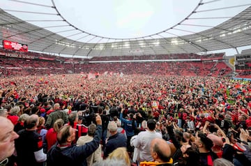 Los aficionados del Bayer Leverkusen invadieron en masa el césped del BayArena tas finalizar el encuentro y celebrar el primer título en la Bundesliga de su equipo.